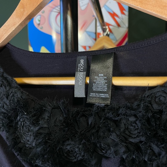 Bisou Bisou Black Top with Textured Floral Accent contouring size medium - Picture 2 of 7